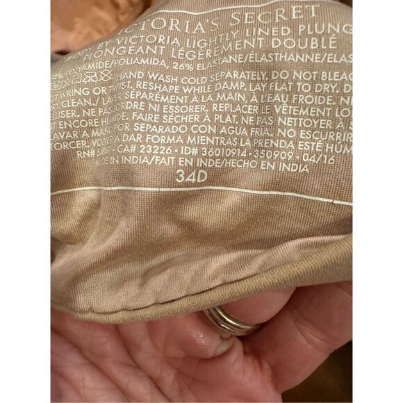 Woman’s Victoria’s Secret 34D lightly lined plunge and lined Demi bra - Picture 3 of 4